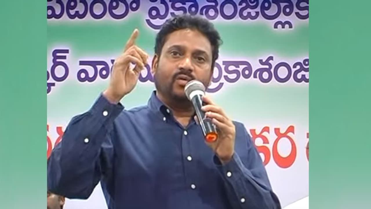 జగన్ పై పొగడ్తలు: విజయ్ కుమార్ కు అదనపు బాధ్యతలు జగన్ పై పొగడ్తలు: విజయ్ కుమార్ కు అదనపు బాధ్యతలు