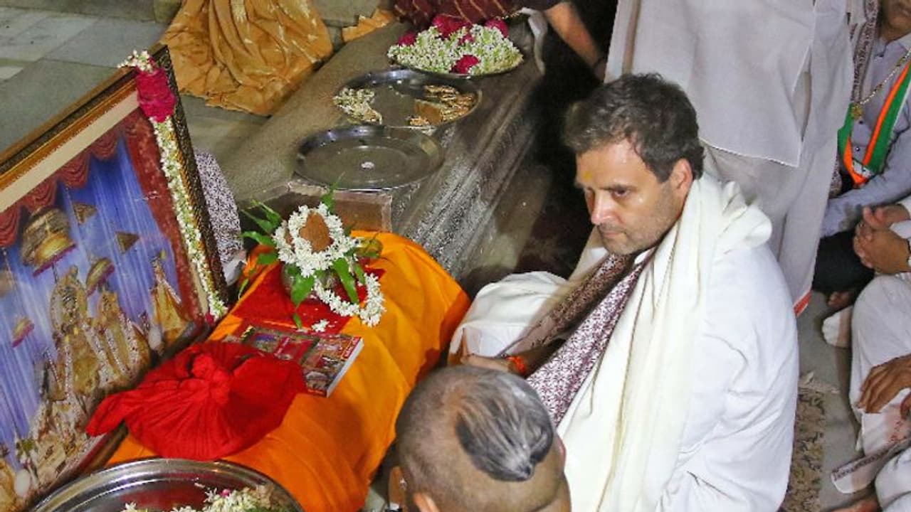 राफेल की शस्त्र पूजा को 'तमाशा' बताकर फंसी कांग्रेस, लोगों ने पूछा राहुल का जनेऊ क्या था? राफेल की शस्त्र पूजा को 'तमाशा' बताकर फंसी कांग्रेस, लोगों ने पूछा राहुल का जनेऊ क्या था?