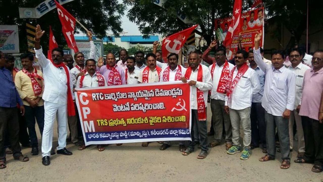 మాకొచ్చిన పరిస్థితి మరెవరికీ రావొద్దు: ఆర్టీసీ కార్మికులతో శ్రీనివాస్ రెడ్డి భార్య మాకొచ్చిన పరిస్థితి మరెవరికీ రావొద్దు: ఆర్టీసీ కార్మికులతో శ్రీనివాస్ రెడ్డి భార్య