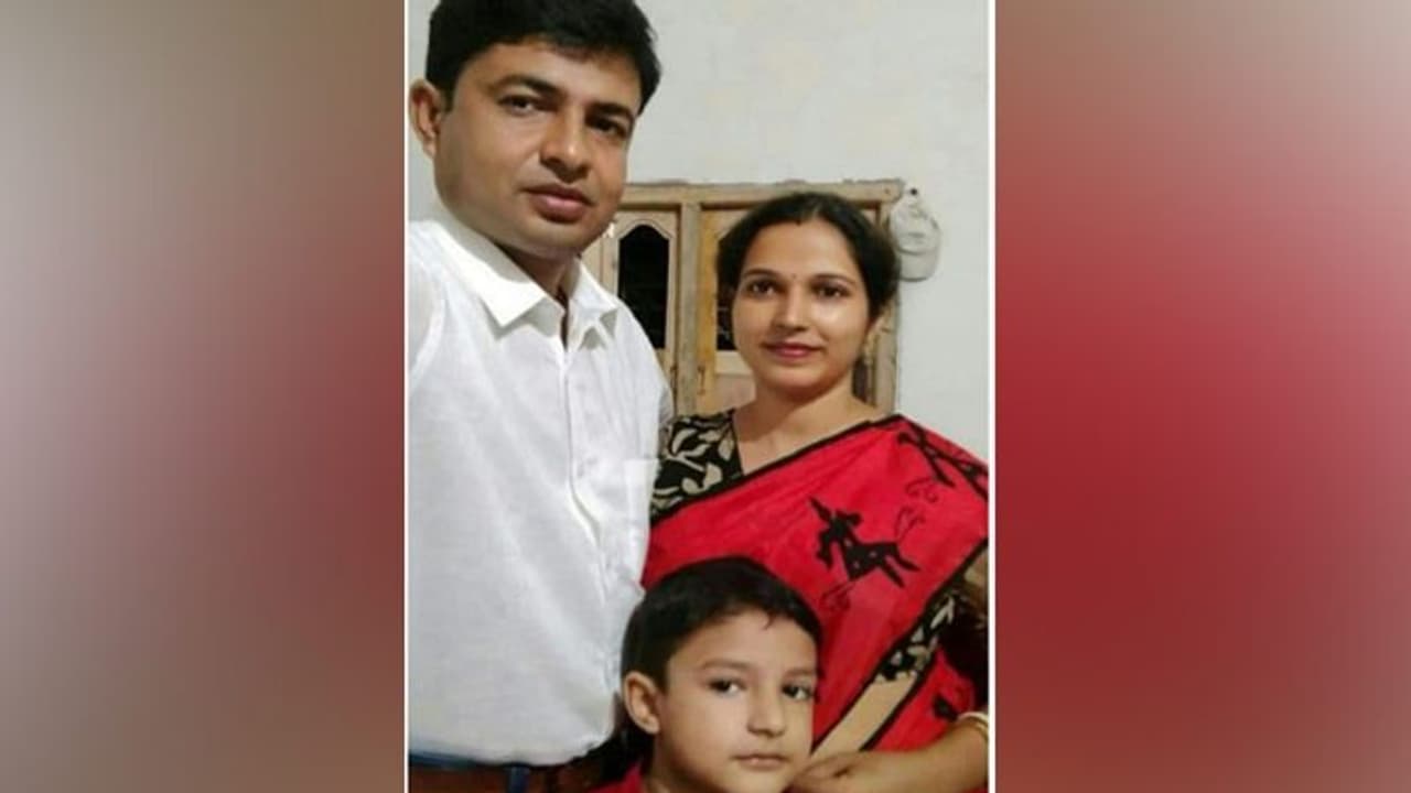 স্ত্রী, পুত্র সহ কেন খুন মুর্শিদাবাদের স্কুল শিক্ষক, পুলিশের ভরসা নিহতের মোবাইল স্ত্রী, পুত্র সহ কেন খুন মুর্শিদাবাদের স্কুল শিক্ষক, পুলিশের ভরসা নিহতের মোবাইল