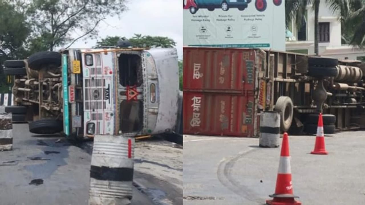 മലപ്പുറം വളാഞ്ചേരിയിൽ കണ്ടെയ്നർ ലോറി മറിഞ്ഞ് അപകടം; ആളപായമില്ല മലപ്പുറം വളാഞ്ചേരിയിൽ കണ്ടെയ്നർ ലോറി മറിഞ്ഞ് അപകടം; ആളപായമില്ല