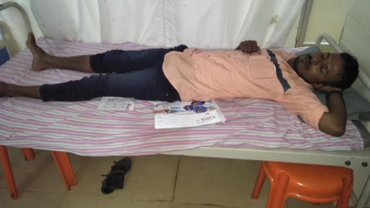 കല്യാണവീട്ടില് നിന്നും പണം നഷ്ടമായി; ചോദ്യം ചെയ്യാന് വിളിച്ചുവരുത്തി പൊലീസ് മര്ദ്ദിച്ചെന്ന് യുവാവിന്റെ പരാതി കല്യാണവീട്ടില് നിന്നും പണം നഷ്ടമായി; ചോദ്യം ചെയ്യാന് വിളിച്ചുവരുത്തി പൊലീസ് മര്ദ്ദിച്ചെന്ന് യുവാവിന്റെ പരാതി