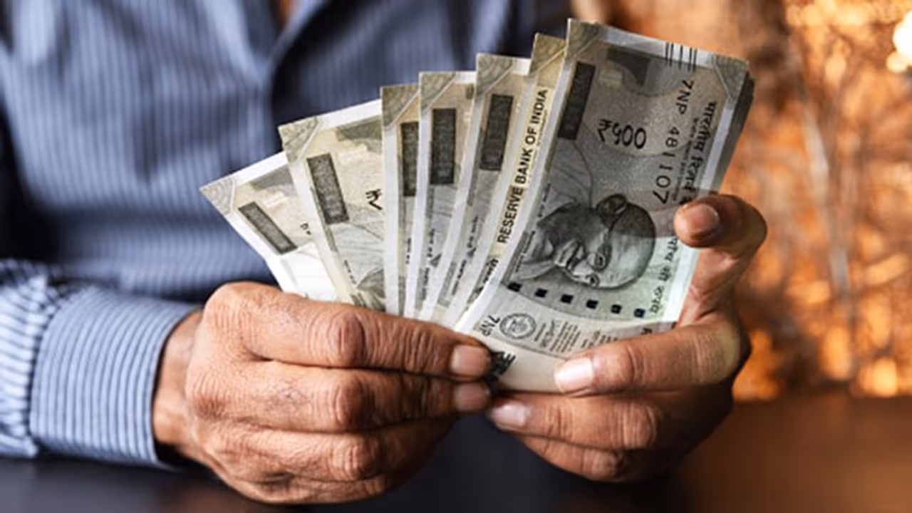 ಮೂರು ತಿಂಗಳ ವೇತನಕ್ಕೆ 27 ವರ್ಷದಿಂದ ಅಲೆದಾಟ! ಮೂರು ತಿಂಗಳ ವೇತನಕ್ಕೆ 27 ವರ್ಷದಿಂದ ಅಲೆದಾಟ!