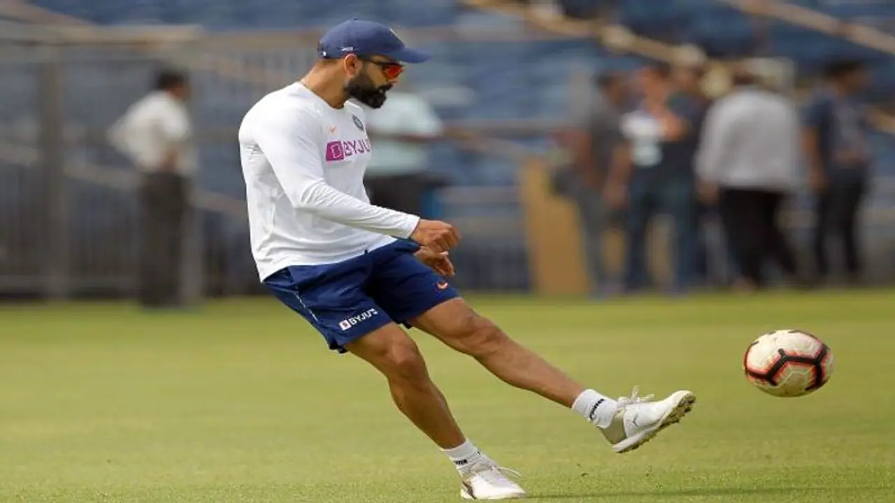 IND vs SA: तनाव के बीच टीम इंडिया की मस्ती, विराट और कोच द्रविड़ समेत अन्य खिलाड़ियों ने खेली फुटबॉल IND vs SA: तनाव के बीच टीम इंडिया की मस्ती, विराट और कोच द्रविड़ समेत अन्य खिलाड़ियों ने खेली फुटबॉल