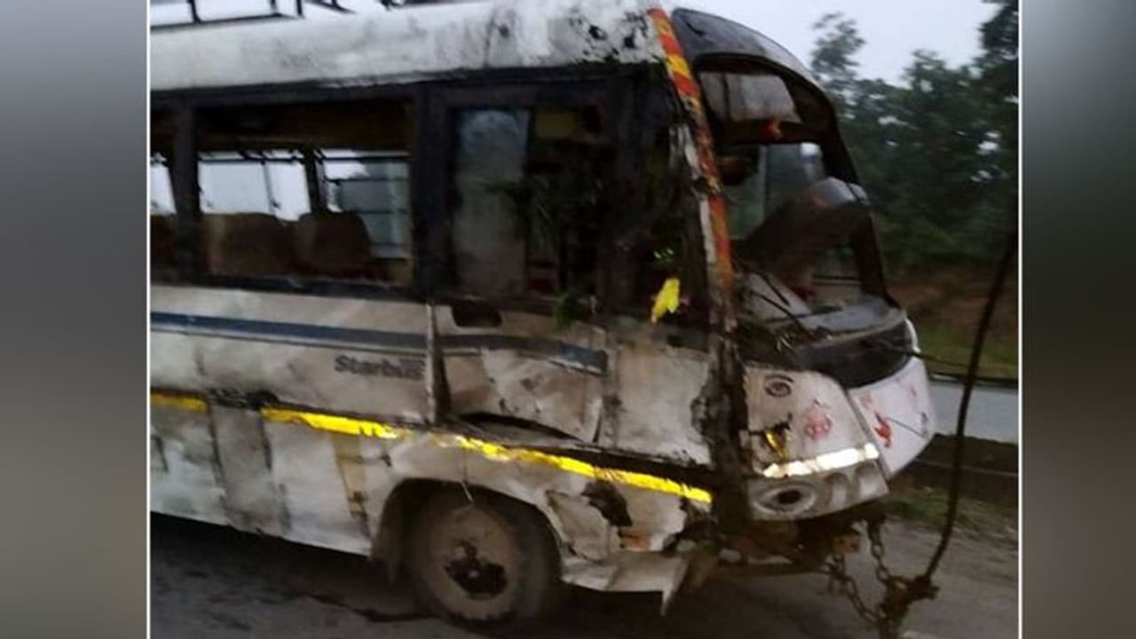 शराबी ड्राइवर ने यूं दौड़ाई बस, लोगों की निकल गईं चीखें शराबी ड्राइवर ने यूं दौड़ाई बस, लोगों की निकल गईं चीखें