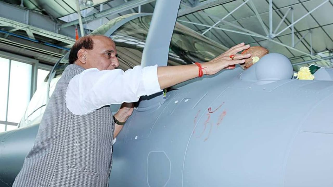 शस्त्र पूजा पर कांग्रेस के अंदर से ही बीजेपी को सपोर्ट, बागी नेता ने कहा यह हमारी परंपरा शस्त्र पूजा पर कांग्रेस के अंदर से ही बीजेपी को सपोर्ट, बागी नेता ने कहा यह हमारी परंपरा