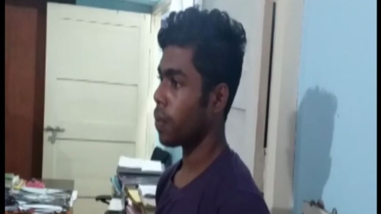 കഞ്ചാവ് കേസിൽ പിടികൂടുന്നതിനിടെ പൊലീസുകാരനെ കുത്തി പരിക്കേൽപിച്ചു; പ്രതി പിടിയിൽ കഞ്ചാവ് കേസിൽ പിടികൂടുന്നതിനിടെ പൊലീസുകാരനെ കുത്തി പരിക്കേൽപിച്ചു; പ്രതി പിടിയിൽ