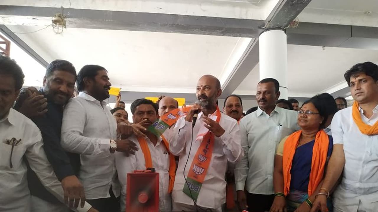 ఆర్టీసి ఉద్యోగులకు ఎంపీ సంజయ్ మద్దతు... ప్రభుత్వానికి హెచ్చరిక ఆర్టీసి ఉద్యోగులకు ఎంపీ సంజయ్ మద్దతు... ప్రభుత్వానికి హెచ్చరిక