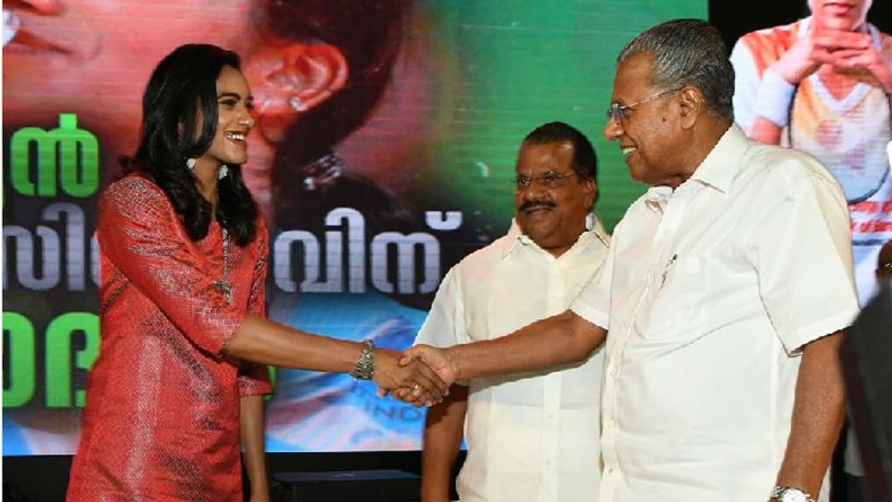 'തോല്‍വികളില്‍ കുറ്റപ്പെടുത്തിയവരെ പറപ്പിച്ച ലോകകിരീടം' സിന്ധുവെന്ന മാതൃകയെക്കുറിച്ച് മുഖ്യമന്ത്രി