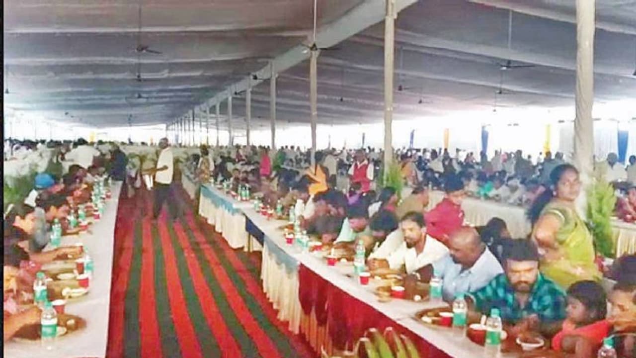 ಉಪಚುನಾವಣೆಗೆ ಸಿದ್ಧತೆ?: 50 ಸಾವಿರ ಜನರಿಗೆ ಬಾಡೂಟ ಹಾಕಿಸಿದ ಬೈರತಿ ಬಸವರಾಜ್! ಉಪಚುನಾವಣೆಗೆ ಸಿದ್ಧತೆ?: 50 ಸಾವಿರ ಜನರಿಗೆ ಬಾಡೂಟ ಹಾಕಿಸಿದ ಬೈರತಿ ಬಸವರಾಜ್!