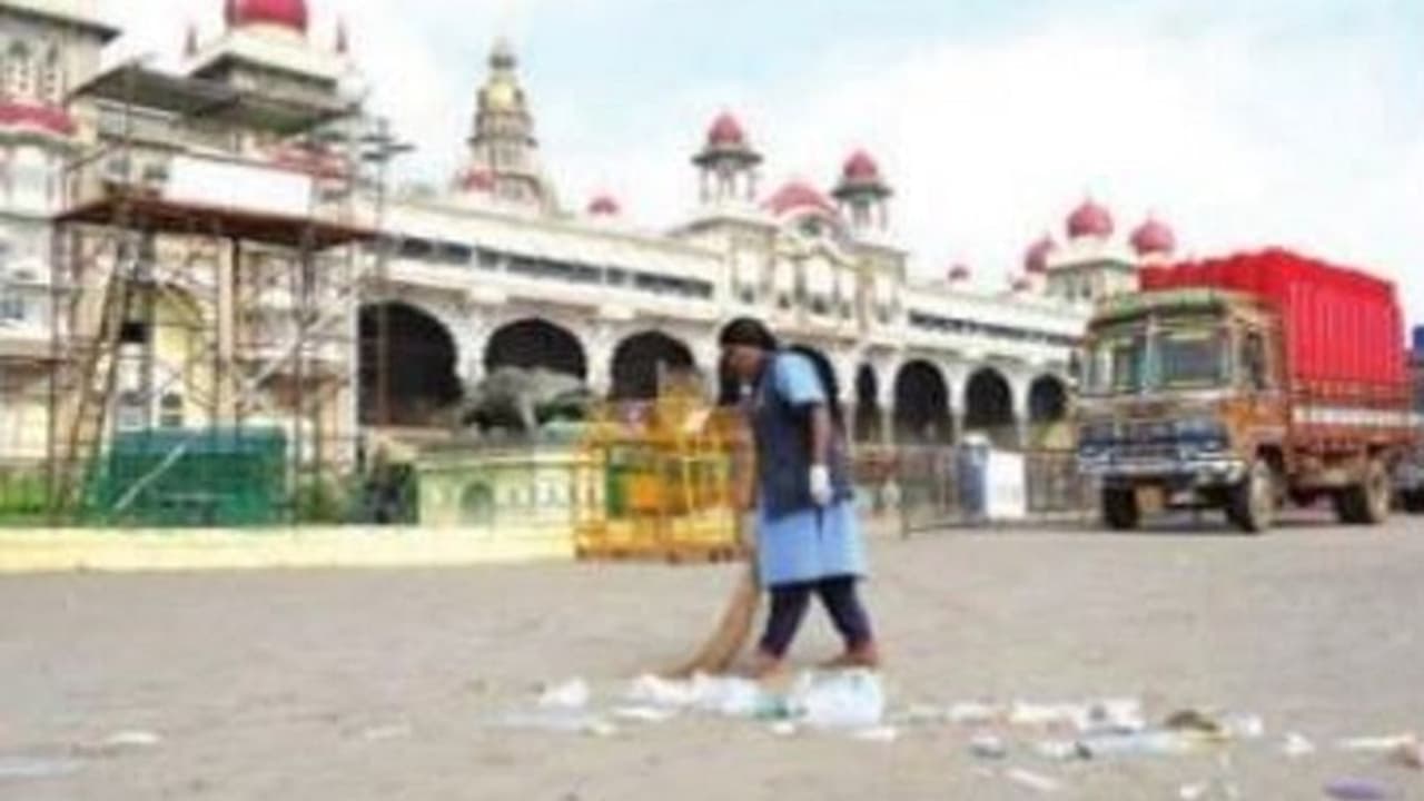 ಜಂಬೂ ಸವಾರಿ ವೀಕ್ಷಕರಿಂದ ಅರಮನೆಗೆ ಪ್ಲಾಸ್ಟಿಕ್ ಗಿಫ್ಟ್..! ಜಂಬೂ ಸವಾರಿ ವೀಕ್ಷಕರಿಂದ ಅರಮನೆಗೆ ಪ್ಲಾಸ್ಟಿಕ್ ಗಿಫ್ಟ್..!