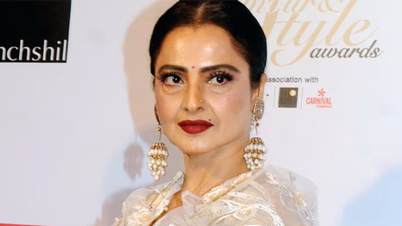 रेखा नहीं बनना चाहती थीं एक्ट्रेस, मां की मार ने बनाया सुपरस्टार, जानें क्या है पूरा किस्सा रेखा नहीं बनना चाहती थीं एक्ट्रेस, मां की मार ने बनाया सुपरस्टार, जानें क्या है पूरा किस्सा