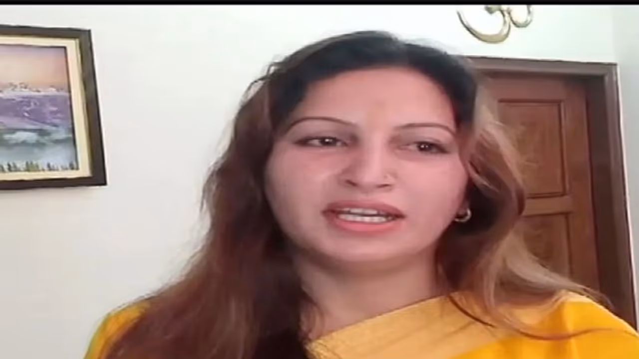 'भारत माता की जय' वाले बयान पर सोनाली फोगाट ने मांगी माफी, कहा था थू है ऐसे युवाओं पर 'भारत माता की जय' वाले बयान पर सोनाली फोगाट ने मांगी माफी, कहा था थू है ऐसे युवाओं पर