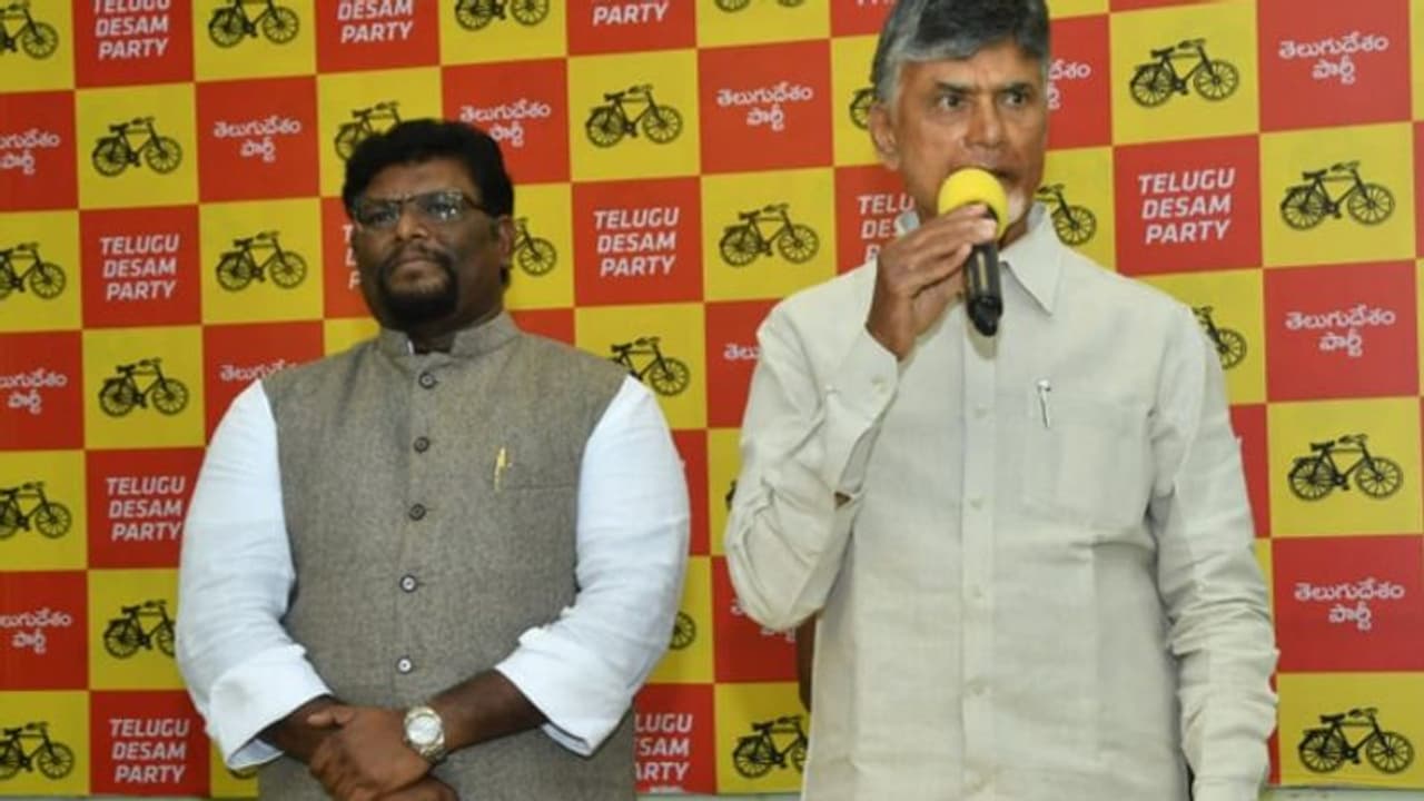 వైసీపీ నేతల అరాచకాలు తట్టుకోలేకపోతున్నాం: బాబుతో పీసపాడు గ్రామస్తులు