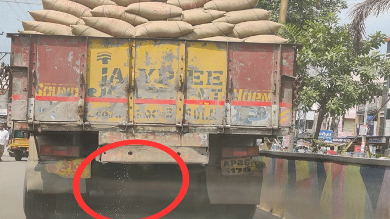 పేదలు ఆకలితో చస్తుంటే.. రేషన్ బియ్యం రోడ్డు పాలు పేదలు ఆకలితో చస్తుంటే.. రేషన్ బియ్యం రోడ్డు పాలు