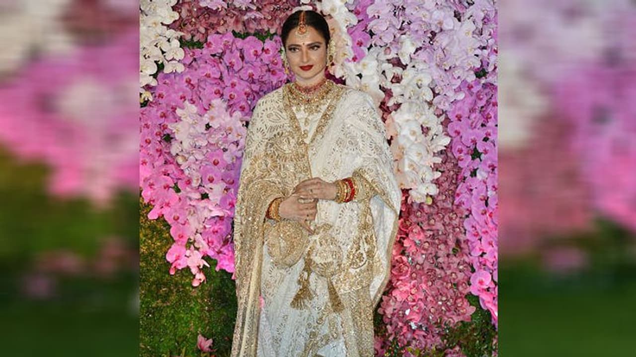 অভিনয়ে বিন্দুমাত্র আগ্রহ ছিল না রেখার, জন্মদিনে চিনে নিন চিরসবুজ বলি অভিনেত্রীকে অভিনয়ে বিন্দুমাত্র আগ্রহ ছিল না রেখার, জন্মদিনে চিনে নিন চিরসবুজ বলি অভিনেত্রীকে