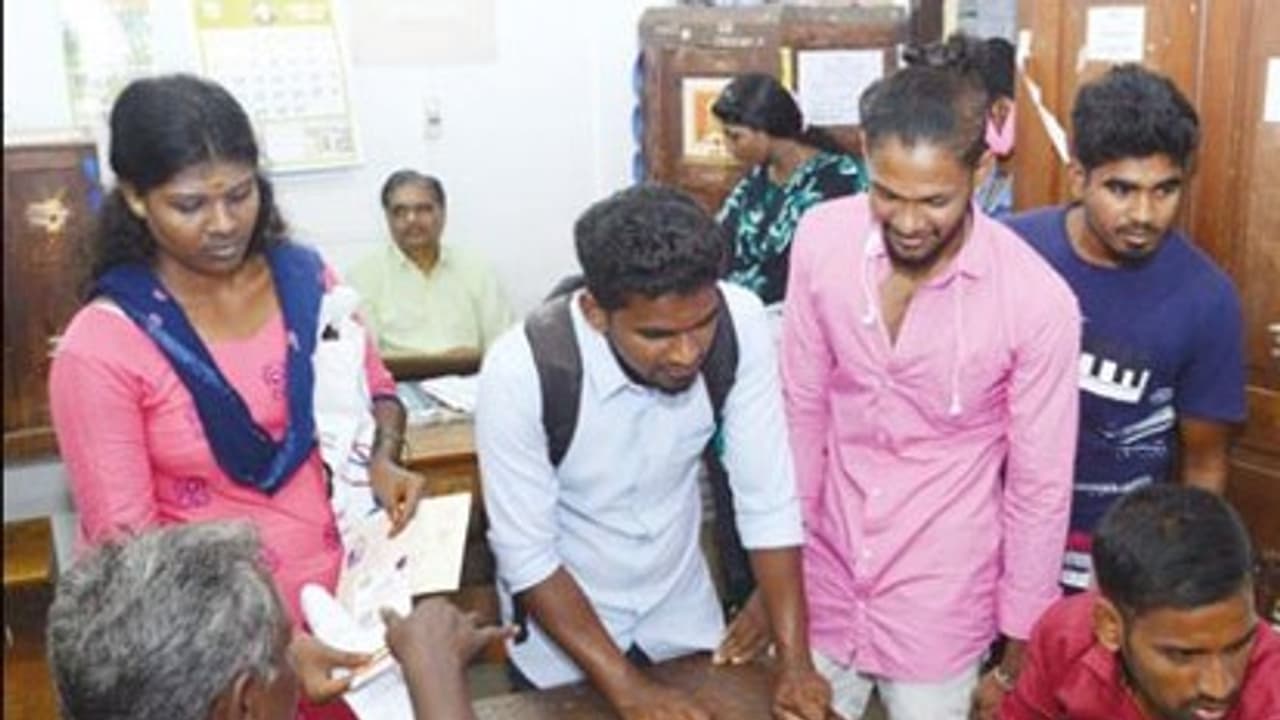 துப்புரவு பணிக்கு விண்ணப்பிக்க குவிந்த பட்டதாரி இளைஞர்கள்..! தகுதியற்றவர்கள் என தடுத்த அதிகாரிகள்...!