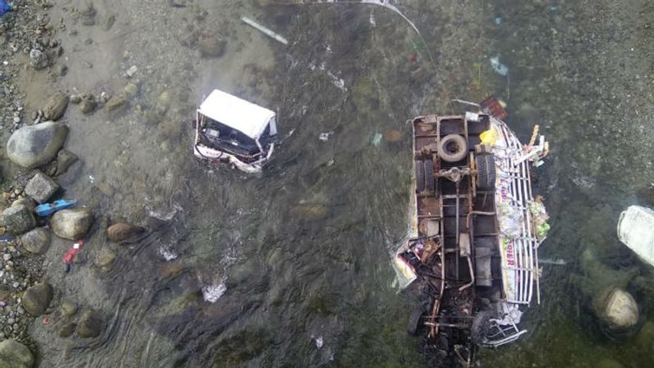 ডুয়ার্সে দুর্ঘটনা, নিয়ন্ত্রণ হারিয়ে নেওড়া নদীতে ভেঙে পড়ল যাত্রীবোঝাই ট্রাক ডুয়ার্সে দুর্ঘটনা, নিয়ন্ত্রণ হারিয়ে নেওড়া নদীতে ভেঙে পড়ল যাত্রীবোঝাই ট্রাক