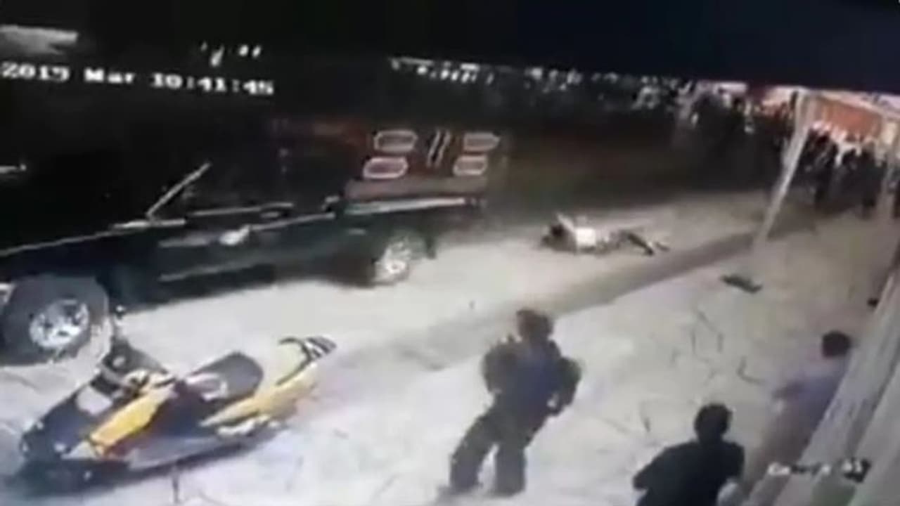 അധികാരം കിട്ടിയപ്പോൾ വാക്ക് മറന്നു; മേയറെ ഓടുന്ന ട്രക്കിൽ കെട്ടിവലിച്ച് കർഷകരുടെ പ്രതിഷേധം അധികാരം കിട്ടിയപ്പോൾ വാക്ക് മറന്നു; മേയറെ ഓടുന്ന ട്രക്കിൽ കെട്ടിവലിച്ച് കർഷകരുടെ പ്രതിഷേധം