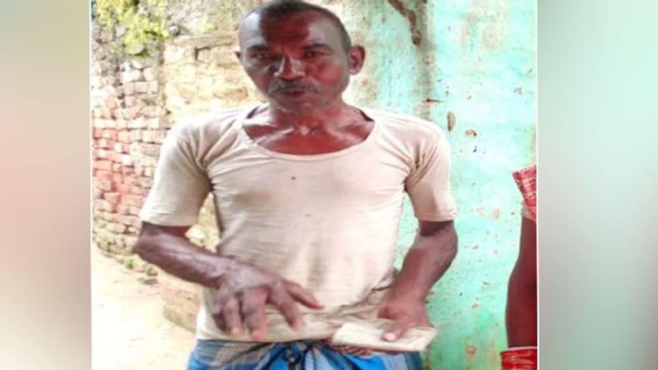 बंदर की तरह 20 घंटे तक नदी के बीच में चट्टान पकड़कर बैठा रहा यह शख्स बंदर की तरह 20 घंटे तक नदी के बीच में चट्टान पकड़कर बैठा रहा यह शख्स