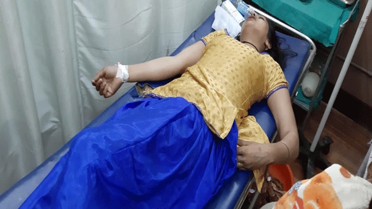 एक सेल्फी के लिए लड़की ने खेला खतरनाक खेल, चश्मीदीदों ने बयां किया वो मंजर... एक सेल्फी के लिए लड़की ने खेला खतरनाक खेल, चश्मीदीदों ने बयां किया वो मंजर...