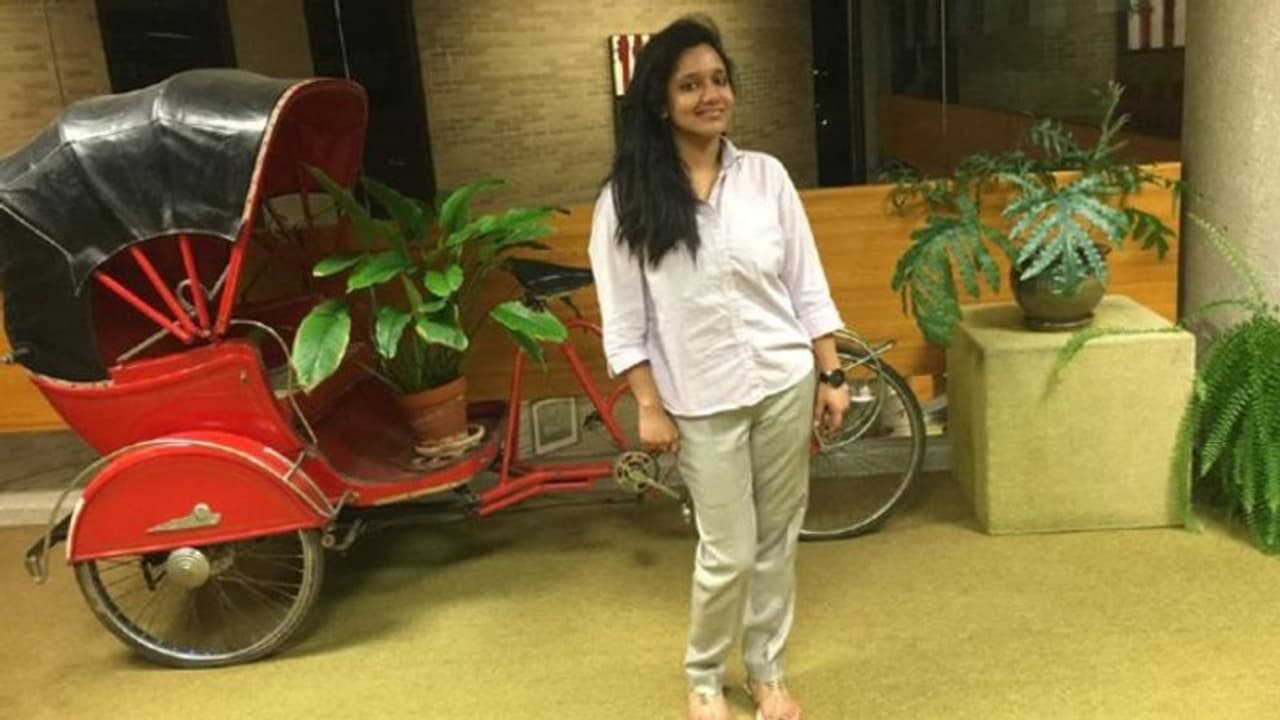 ভিউয়ারের সংখ্যা লক্ষাধিক, ফেসবুকে নতুন 'ভাইরাল রানি' শর্মিষ্ঠা ভিউয়ারের সংখ্যা লক্ষাধিক, ফেসবুকে নতুন 'ভাইরাল রানি' শর্মিষ্ঠা