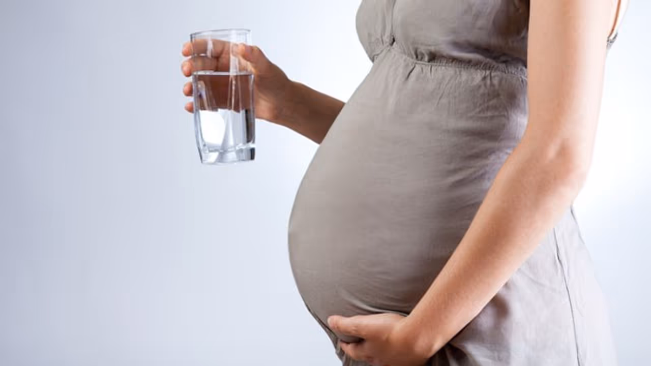 ഗർഭിണികളുടെ ശ്രദ്ധയ്ക്ക്; ഒരു ദിവസം എത്ര ഗ്ലാസ് വെള്ളം കുടിക്കാറുണ്ട്...? ഗർഭിണികളുടെ ശ്രദ്ധയ്ക്ക്; ഒരു ദിവസം എത്ര ഗ്ലാസ് വെള്ളം കുടിക്കാറുണ്ട്...?