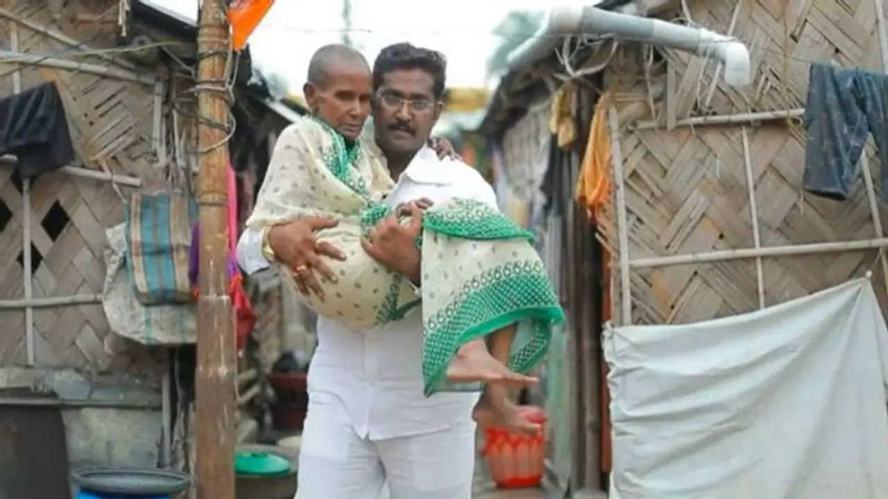 কলকাতার বুকেই ৩০০ মা এর সন্তান তিনি, অসহায়ের মসিহা দেবকুমার কলকাতার বুকেই ৩০০ মা এর সন্তান তিনি, অসহায়ের মসিহা দেবকুমার