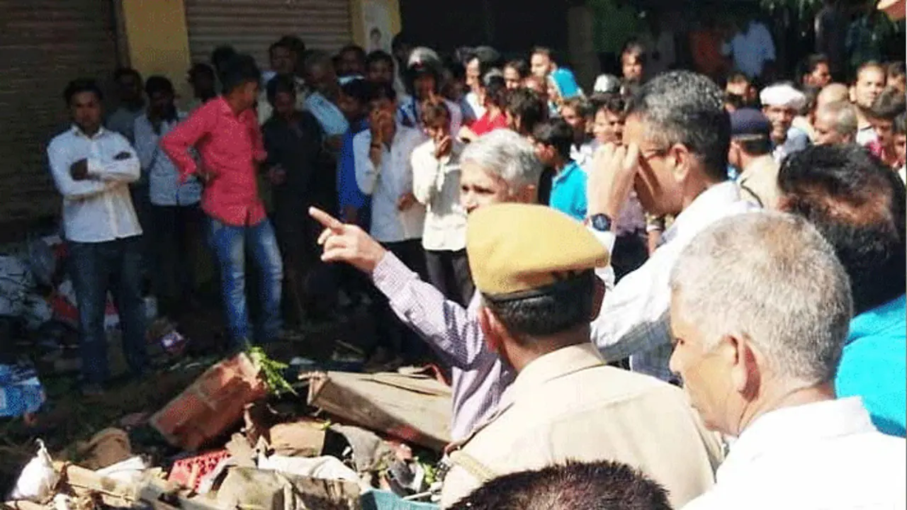 सड़क किनारे खड़े लोगों के लिए मौत बनकर आया वो, चंद पलों में इलाके में मच गया कोहराम सड़क किनारे खड़े लोगों के लिए मौत बनकर आया वो, चंद पलों में इलाके में मच गया कोहराम