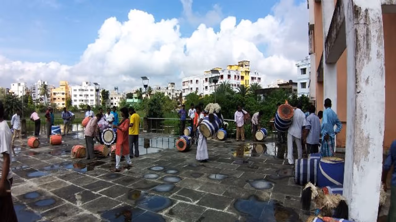মমতার সামনে শতাধিক ঢাকের বাদ্যি, মঞ্চ মাতাতে তৈরি দুর্গা কার্নিভাল