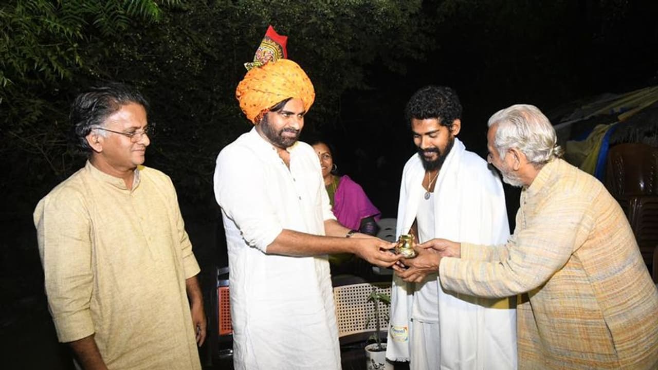 శివానంద మహరాజ్ తో పవన్ కల్యాణ్ భేటీ... శివానంద మహరాజ్ తో పవన్ కల్యాణ్ భేటీ...