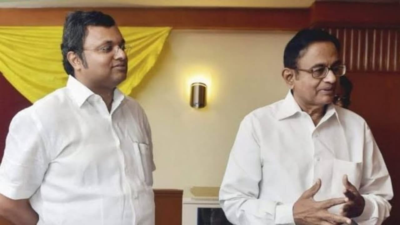 ப.சிதம்பரத்துக்கு பக்கத்து லாக் அப்பில் கார்த்தி சிதம்பரம்: திகாரில்தான் தீபாவளி கொண்டாடணுமாம்! ப.சிதம்பரத்துக்கு பக்கத்து லாக் அப்பில் கார்த்தி சிதம்பரம்: திகாரில்தான் தீபாவளி கொண்டாடணுமாம்!