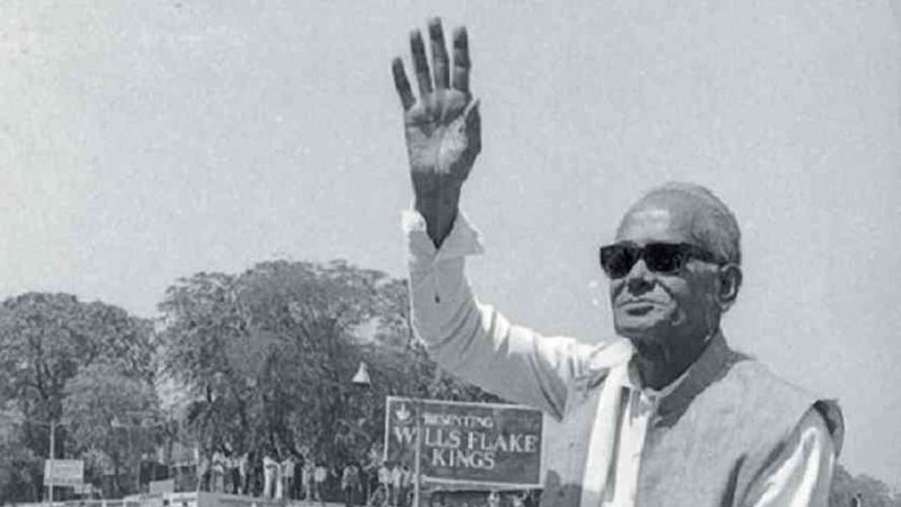 'ഇത് വിപ്ലവത്തിനുള്ള നേരമാണ്... പരിപൂർണവിപ്ലവം നടത്തേണ്ട സമയമായി...' ജയപ്രകാശ് നാരായൺ എന്ന ജെപി 'ഇത് വിപ്ലവത്തിനുള്ള നേരമാണ്... പരിപൂർണവിപ്ലവം നടത്തേണ്ട സമയമായി...' ജയപ്രകാശ് നാരായൺ എന്ന ജെപി