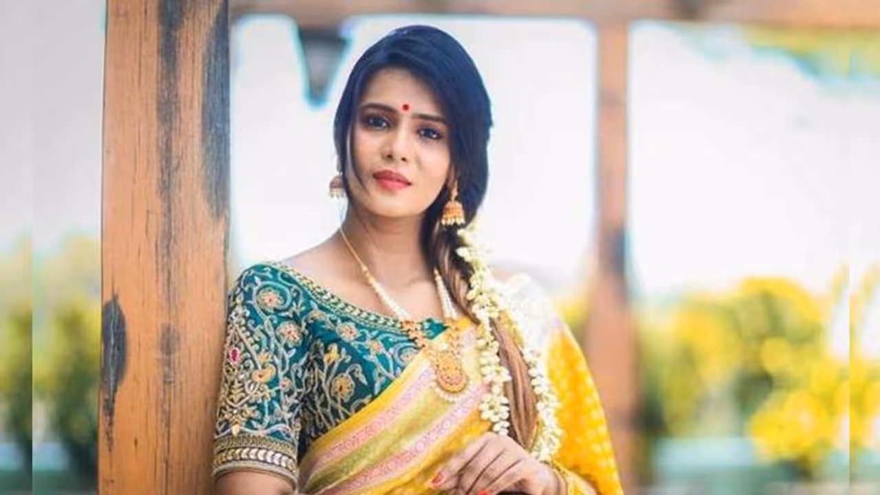 அடக்க ஒடுக்கமாய் போட்டோ போட்டாலும்.... அசிங்கமா தான் திட்டுவோம்... மீராமிதுனை வச்சி செய்யும் நெட்டிசன்கள்...! அடக்க ஒடுக்கமாய் போட்டோ போட்டாலும்.... அசிங்கமா தான் திட்டுவோம்... மீராமிதுனை வச்சி செய்யும் நெட்டிசன்கள்...!