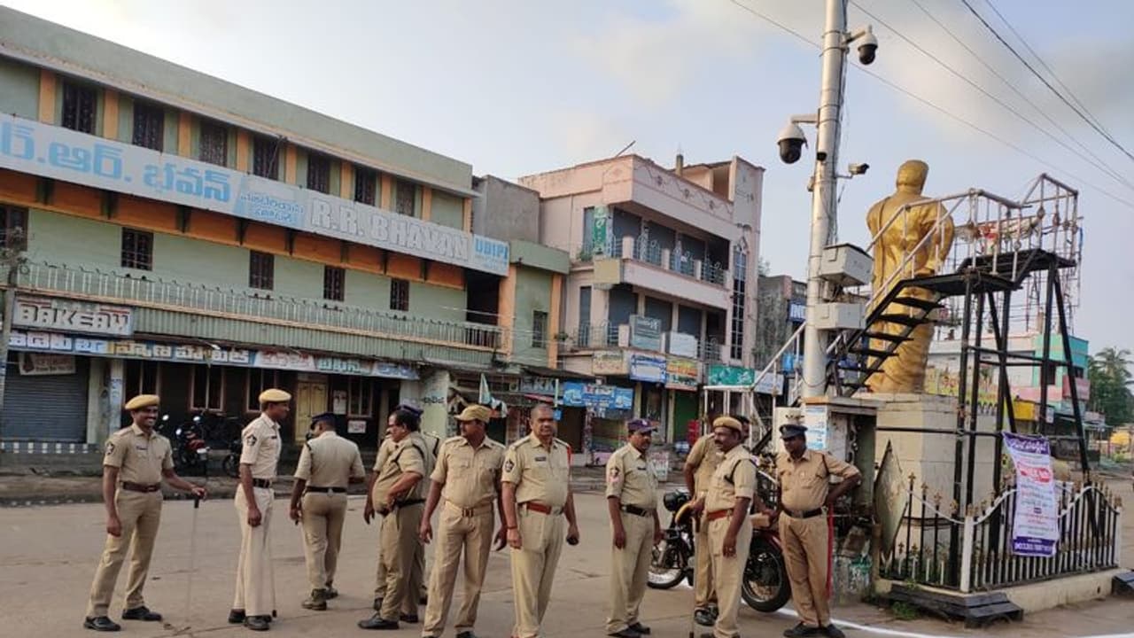 ఉద్రిక్తత: మాజీ మంత్రి కొల్లు రవీంద్ర సహా టీడీపీ నేతల హౌస్ అరెస్ట్ ఉద్రిక్తత: మాజీ మంత్రి కొల్లు రవీంద్ర సహా టీడీపీ నేతల హౌస్ అరెస్ట్