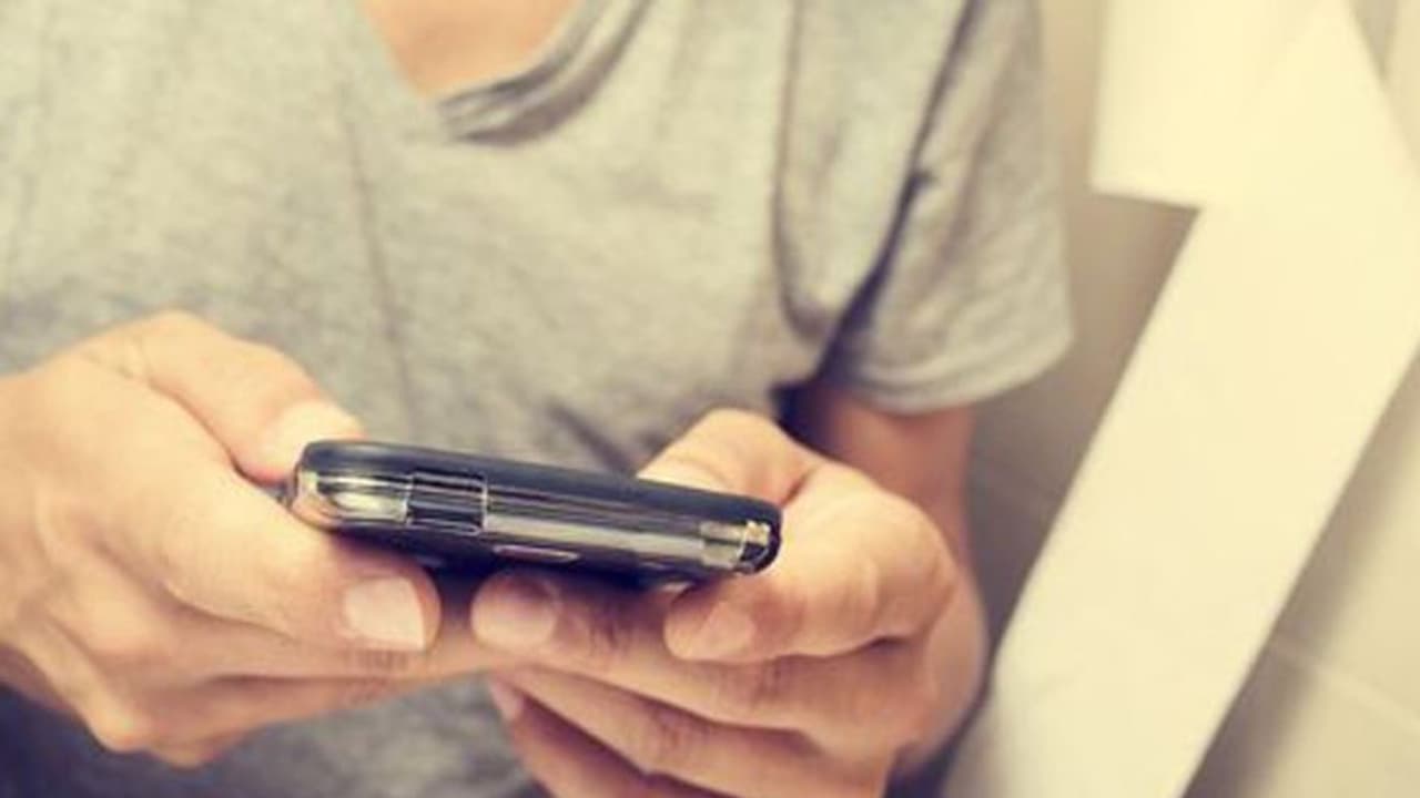 పచ్చని కాపురంలో ఫోన్ కాల్ చిచ్చు...వివాహిత ఆత్మహత్య పచ్చని కాపురంలో ఫోన్ కాల్ చిచ్చు...వివాహిత ఆత్మహత్య