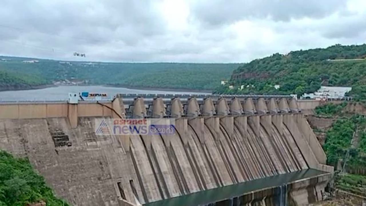 కృష్ణా నది పరివాహక ప్రాంతంలో వర్షాలు.. శ్రీశైలం ప్రాజెక్టుకు జలకళ