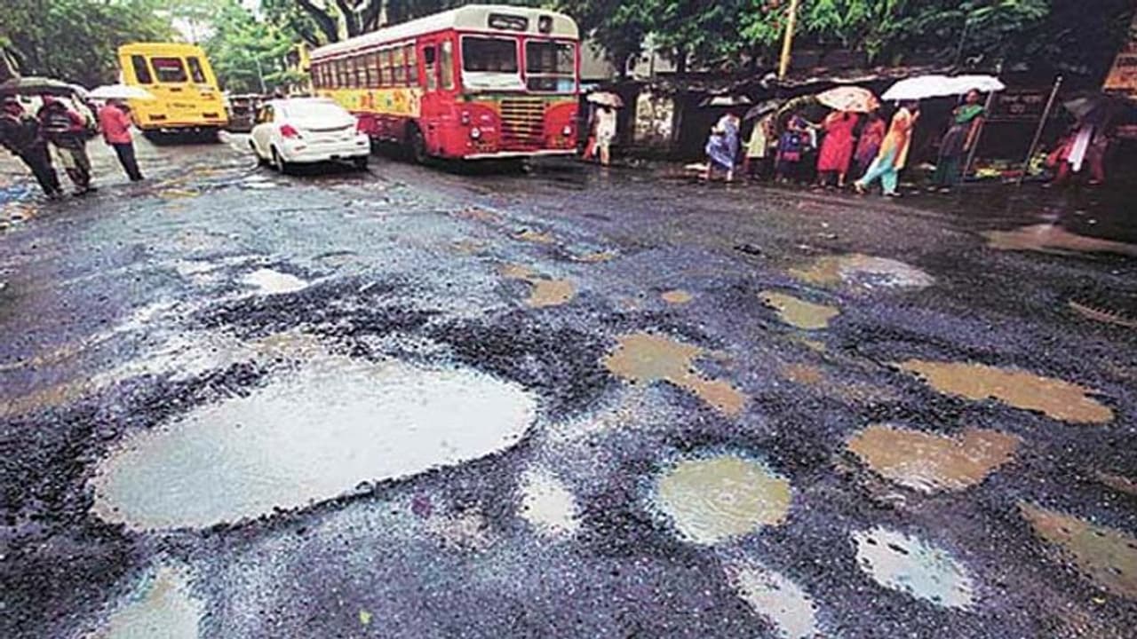 हैदराबाद की सड़कों का हाल बदहाल, मोटरसाईकल फंसने से गड्ढे में गिरा पत्रकार हैदराबाद की सड़कों का हाल बदहाल, मोटरसाईकल फंसने से गड्ढे में गिरा पत्रकार
