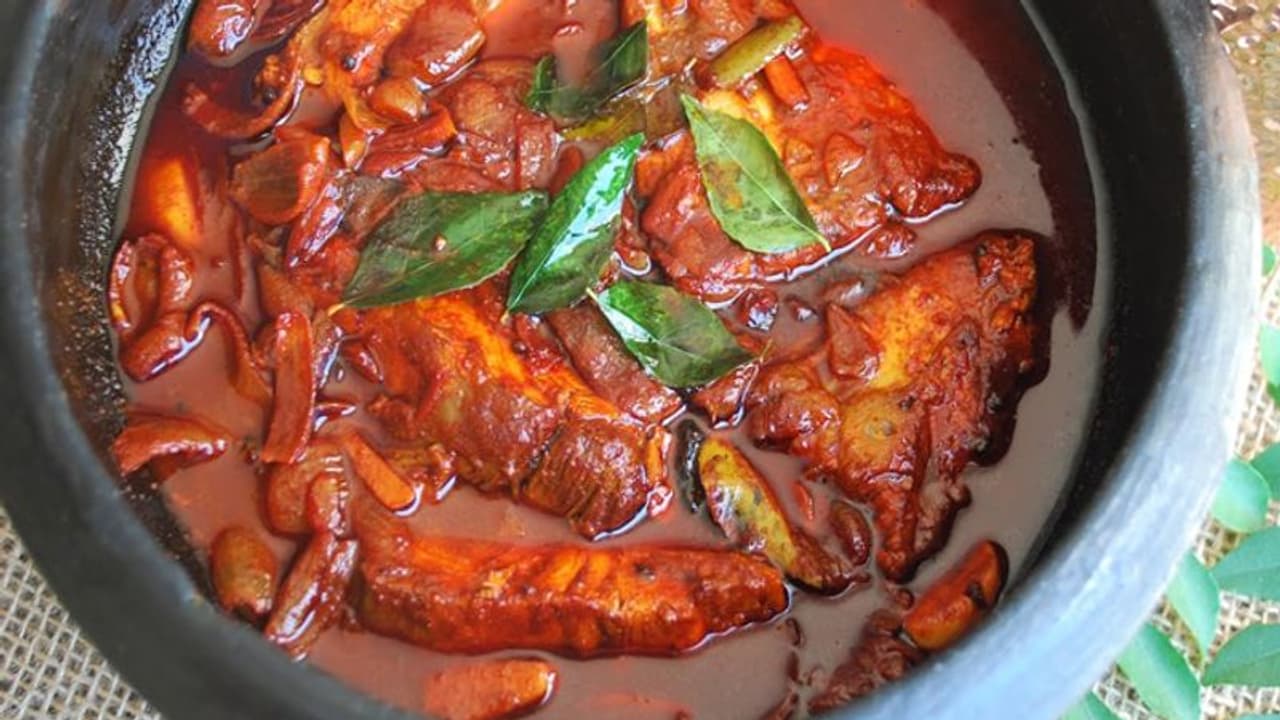 മൺചട്ടിയിൽ 'നാടൻ മീൻ കറി' തയ്യാറാക്കാം മൺചട്ടിയിൽ 'നാടൻ മീൻ കറി' തയ്യാറാക്കാം