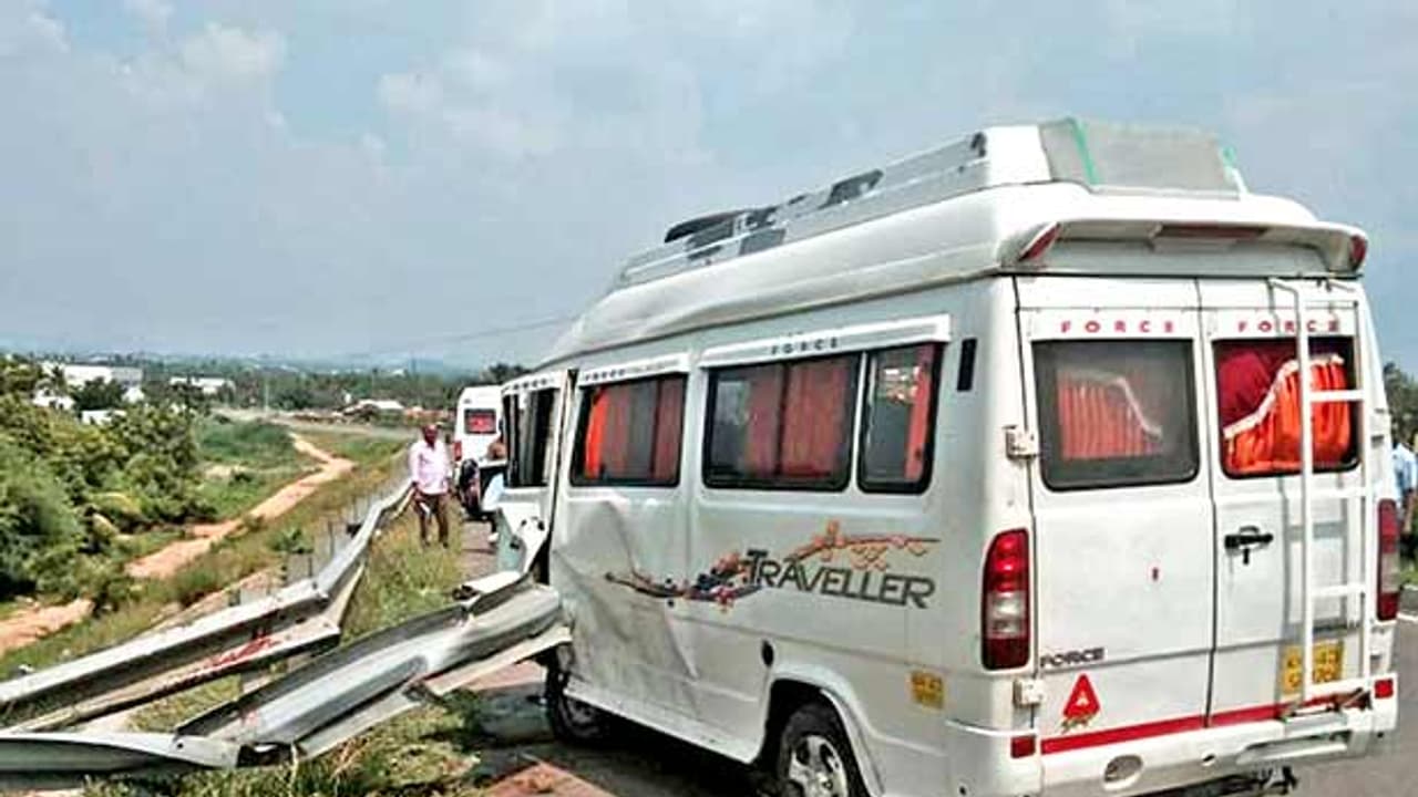 பயங்கர சத்தத்துடன் வெடித்துச்சிதறிய சுற்றுலா வேன் டையர்..! இரும்பு தடுப்பில் மோதியதில் ஒருவர் பலி..! பயங்கர சத்தத்துடன் வெடித்துச்சிதறிய சுற்றுலா வேன் டையர்..! இரும்பு தடுப்பில் மோதியதில் ஒருவர் பலி..!