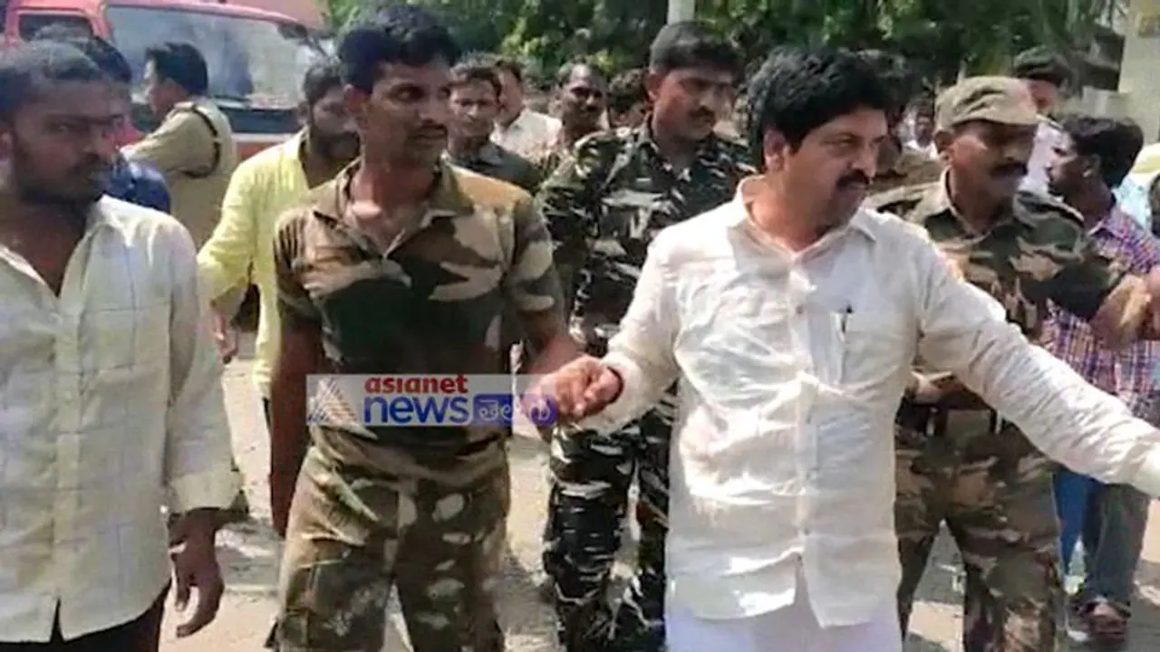 ఆ మంత్రులను వెంటనే భర్తరఫ్ చేయాలి...: కొల్లు రవీంద్ర డిమాండ్