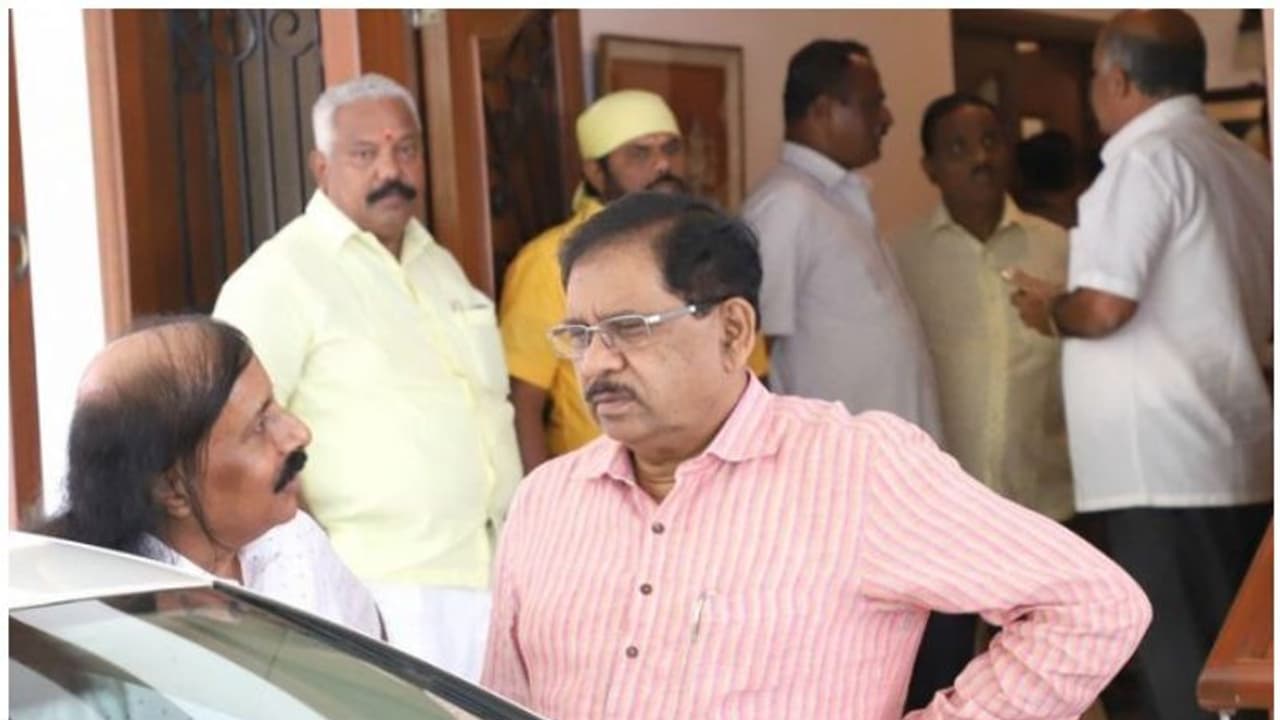 कर्नाटक के पूर्व उपमुख्यमंत्री के घर में छामेपारी, बरामद हुए नकद करोड़ों रुपए कर्नाटक के पूर्व उपमुख्यमंत्री के घर में छामेपारी, बरामद हुए नकद करोड़ों रुपए