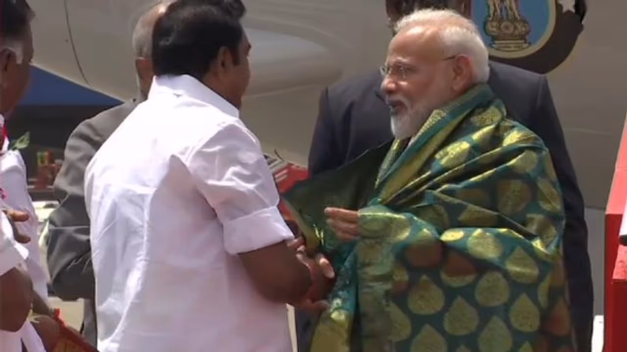 পৌঁছে গেলেন মোদী, বিকেলে আসছেন জিনপিং, 'ঘরোয়া বৈঠক' এ বড় জয়ের প্রত্যাশা ভারতের পৌঁছে গেলেন মোদী, বিকেলে আসছেন জিনপিং, 'ঘরোয়া বৈঠক' এ বড় জয়ের প্রত্যাশা ভারতের