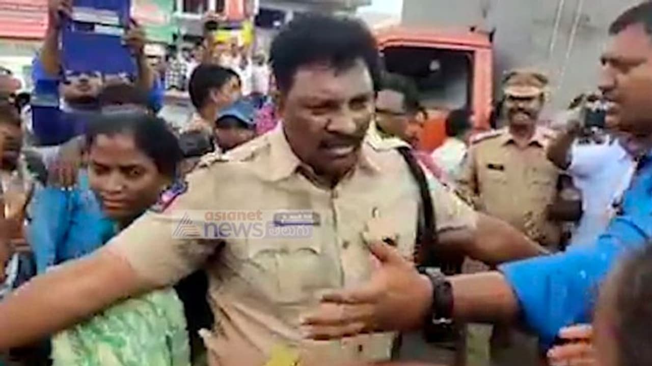 లేడీ కండక్టర్ ఉదంతంలో ఎసిపీపై ఆరోపణలు: అసలు జరిగింది ఇదీ... (వీడియో) లేడీ కండక్టర్ ఉదంతంలో ఎసిపీపై ఆరోపణలు: అసలు జరిగింది ఇదీ... (వీడియో)