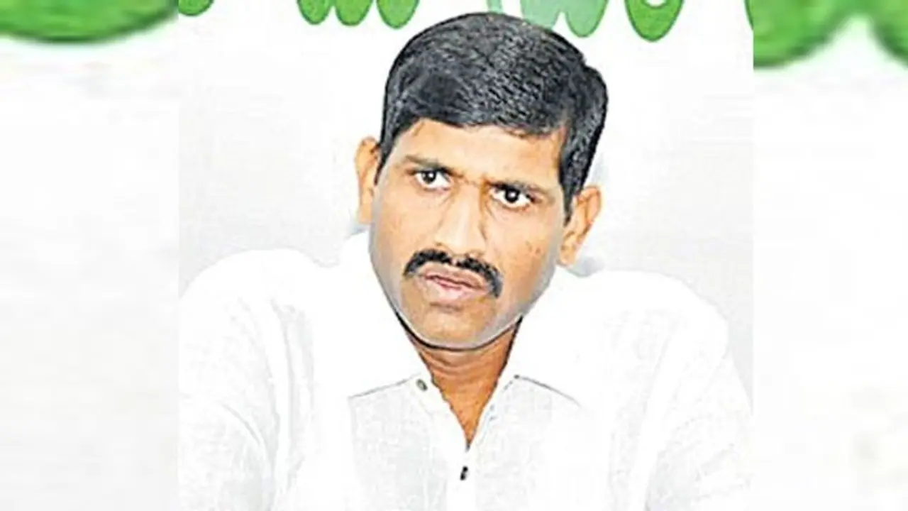 కేసీఆర్ కు వీర విధేయుడు: లచ్చిరెడ్డి ఆకస్మిక బదిలీ వెనక... కేసీఆర్ కు వీర విధేయుడు: లచ్చిరెడ్డి ఆకస్మిక బదిలీ వెనక...