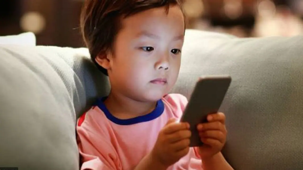 രക്ഷിതാക്കളുടെ ശ്രദ്ധയ്ക്ക്; കുട്ടികൾക്ക് ഫോൺ കൊടുത്ത് ശീലിപ്പിക്കരുത് രക്ഷിതാക്കളുടെ ശ്രദ്ധയ്ക്ക്; കുട്ടികൾക്ക് ഫോൺ കൊടുത്ത് ശീലിപ്പിക്കരുത്