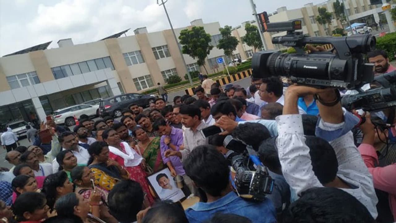 ఔట్ సోర్సింగ్ ఉద్యోగుల్లో ఆనందం .. జగన్ చిత్ర పటానికి పాలాభిషేకం ఔట్ సోర్సింగ్ ఉద్యోగుల్లో ఆనందం .. జగన్ చిత్ర పటానికి పాలాభిషేకం