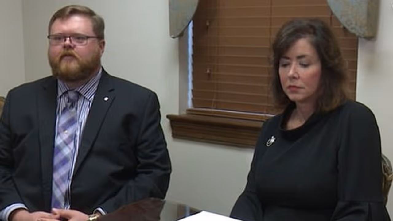 तलाक के बाद नहीं रहा अपनी पत्नी का पति, लेकिन बीवी के धोखे ने बना दिया करोड़पति तलाक के बाद नहीं रहा अपनी पत्नी का पति, लेकिन बीवी के धोखे ने बना दिया करोड़पति