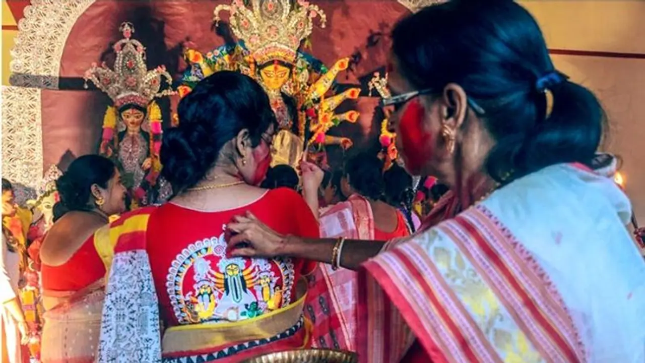 ব্লাউজের পিঠেই মা দুর্গাকে বরণ, সোশ্যাল মিডিয়ায় ভাইরাল ছবি ব্লাউজের পিঠেই মা দুর্গাকে বরণ, সোশ্যাল মিডিয়ায় ভাইরাল ছবি