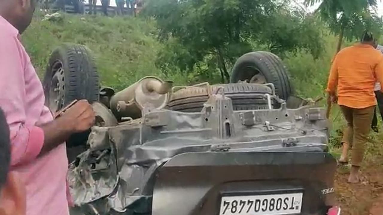 షాద్నగర్లో ఘోర రోడ్డుప్రమాదం: 20 అడుగులు ఎగిరి పొలాల్లో పడ్డ మృతదేహం షాద్నగర్లో ఘోర రోడ్డుప్రమాదం: 20 అడుగులు ఎగిరి పొలాల్లో పడ్డ మృతదేహం